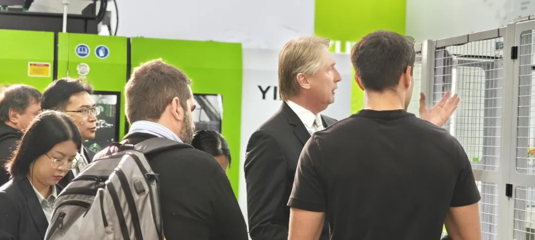 K 2025展机直击|北极星系列YL3-V440F橡胶机：智控成型，一键解锁高端自动化成型